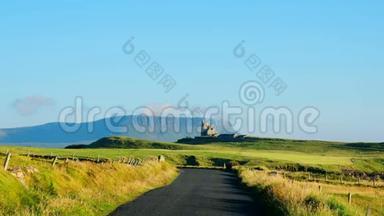 爱尔兰Sligo的背景是Classiebawn城堡和Belbulbin山